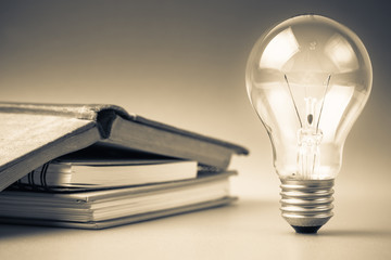 结婚还有离婚的英语怎么说